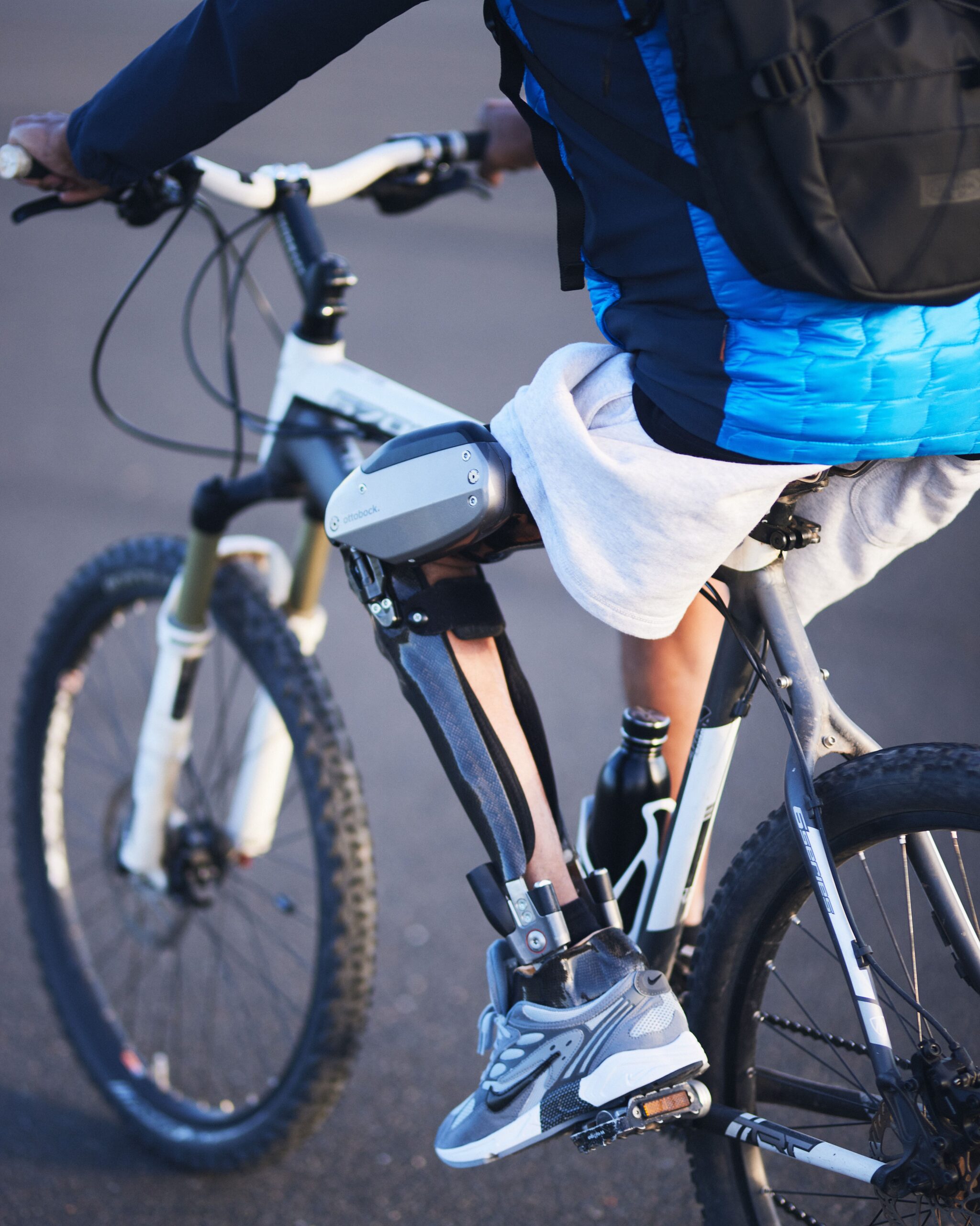 Träger einer Ottobock C-Brace Beinorthese beim Radfahren.