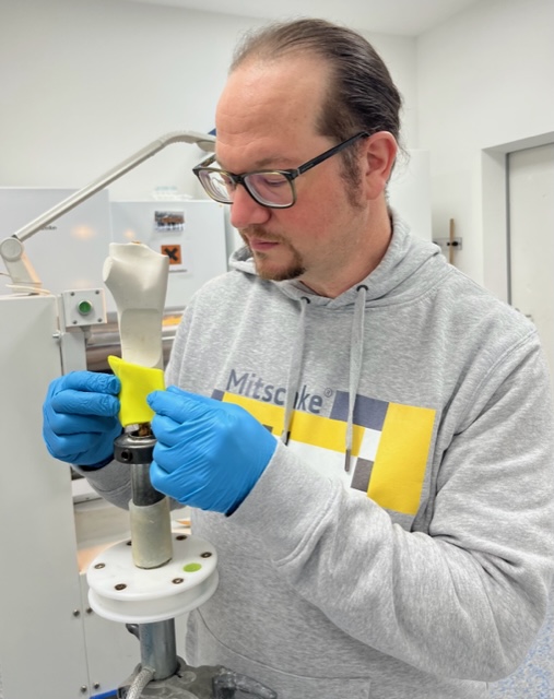 Silikontechnik Orthopädie Orthopädietechniker erstellt Gipsform als Modell für die spätere Prothese aus Silikon.
