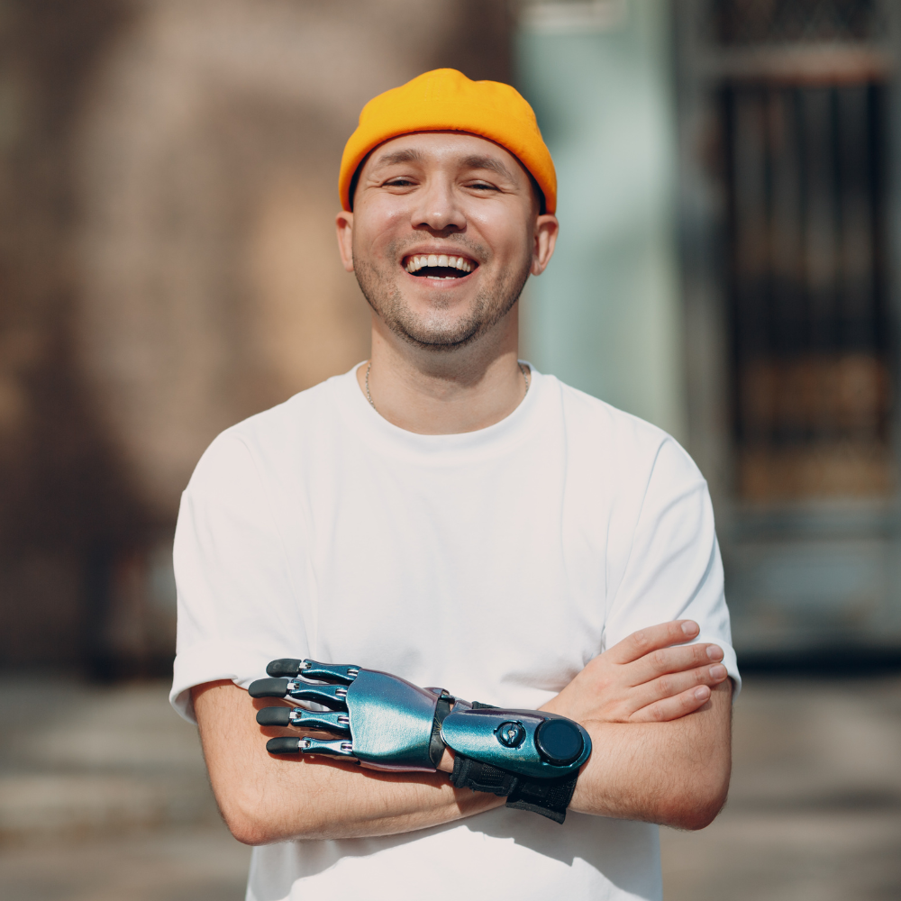 Fröhlicher junger Mann mit Handprothese