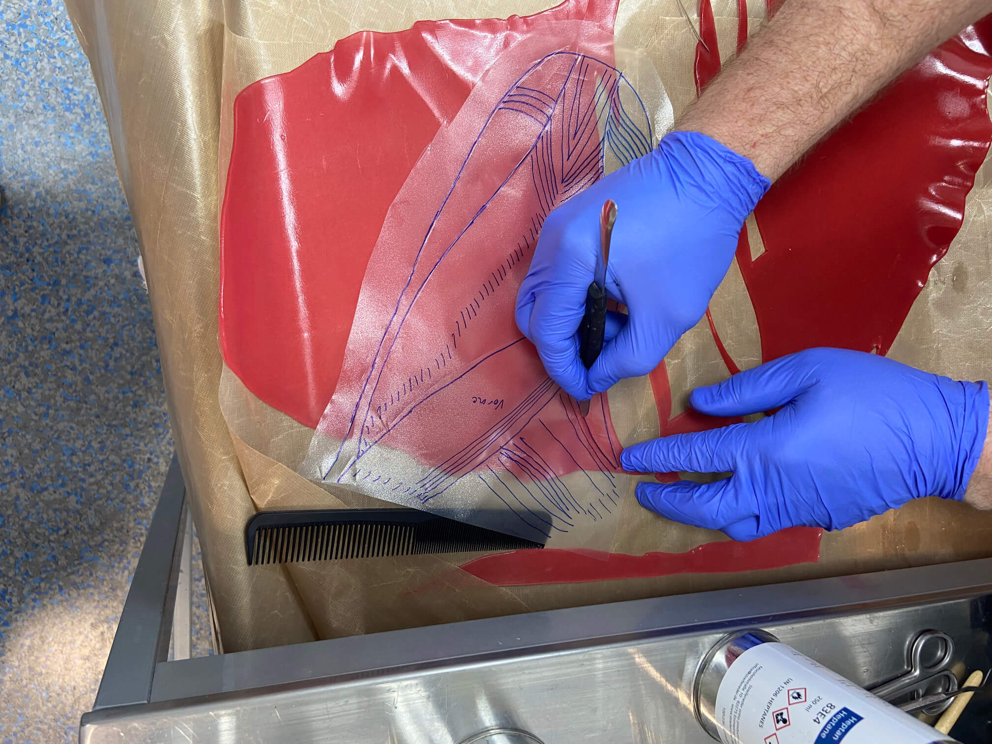 Silikon Herstellungsprozess Hände mit blauen Handschuhen schneiden markiertes Silikon bei der Herstellung anatomischer Modelle.