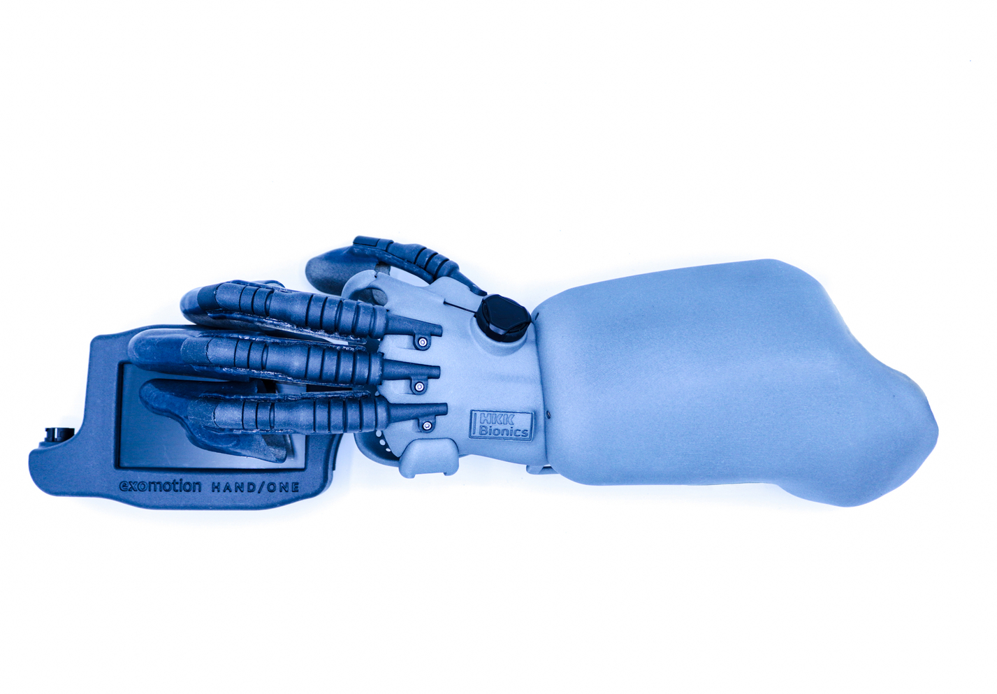 Exomotion Hand One Orthese in blau freigestellt vor hellem Hintergrund.