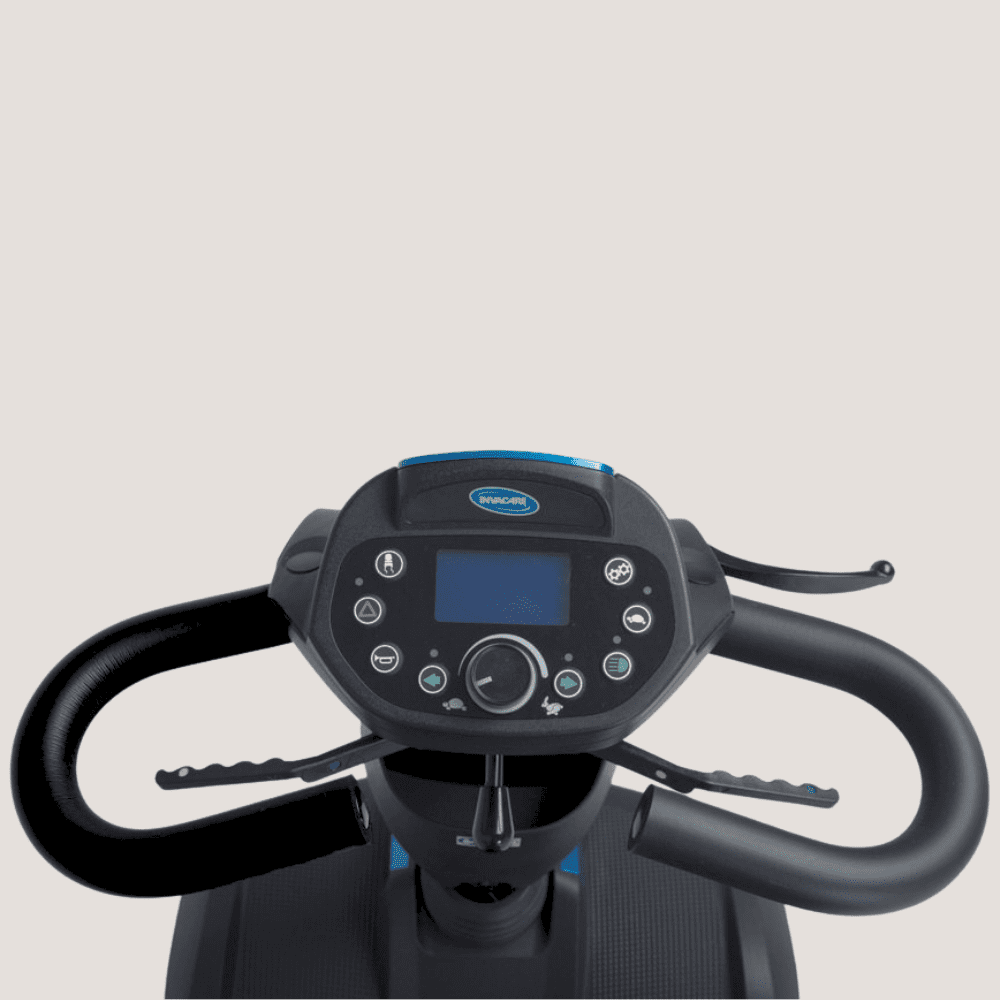 Anzeige am Lenkrad eines Elektromobils für Senioren