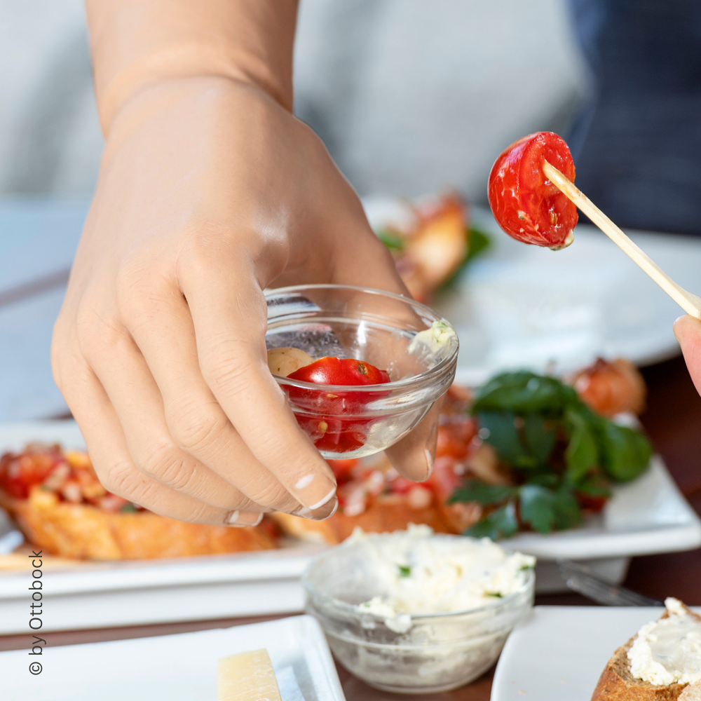 Ottobock Handprothese greift kleine Glasschale mit Tomaten